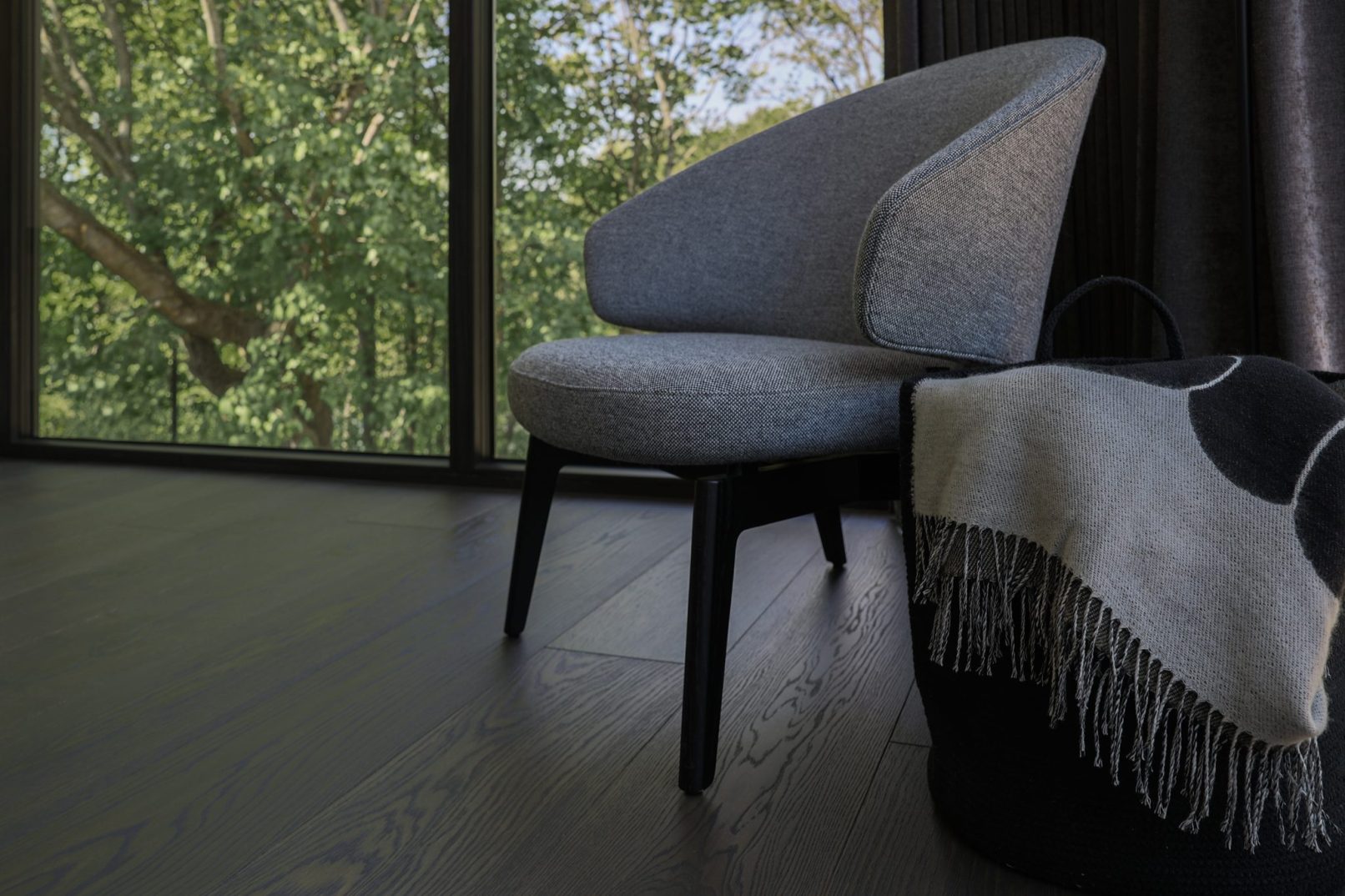 Prabangus tamsus interjeras dizaineris kaune