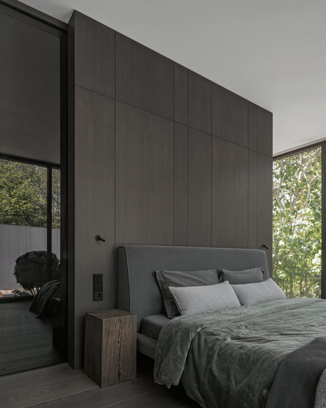 Tamsus prabangus interjeras dizaineris kaune